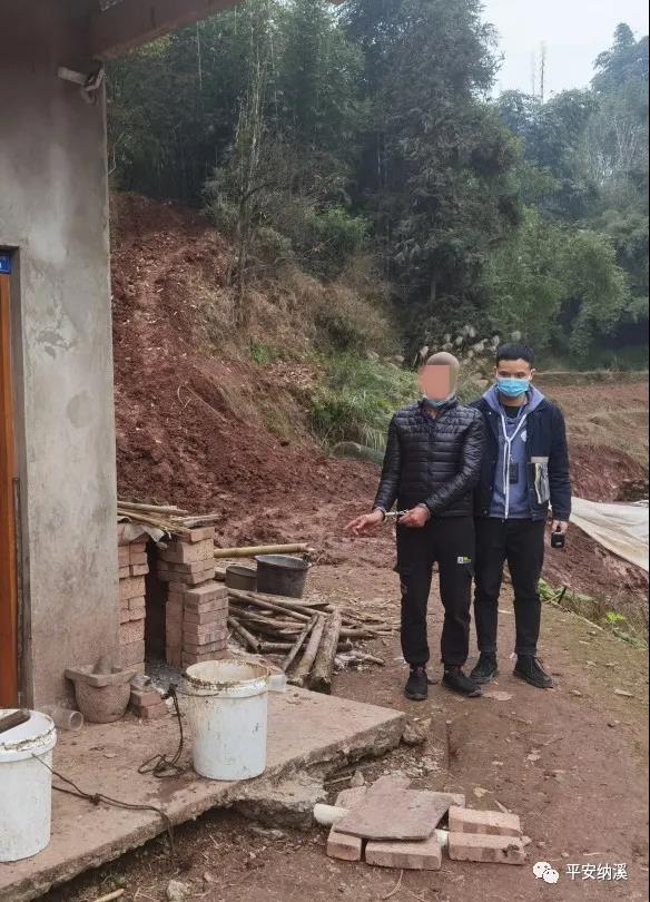 三男子盗窃挖掘机破碎头，泸州纳溪警方抓了四人-3.jpg
