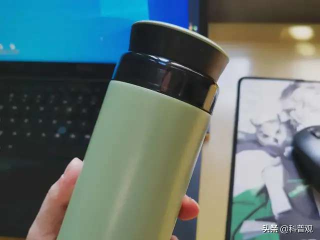 “夺命保温杯”屡次遭央视曝光，热水变“毒水”，大家应警惕对待！-1.jpg