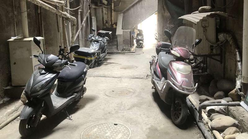 泸州老旧小区“飞线”充电现象普遍，存在较大安全隐患！-1.jpg