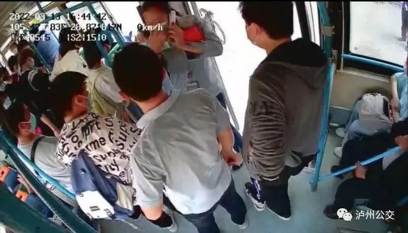 太暖心！学生晕倒，泸州公交司乘人员合力救助-1.jpg