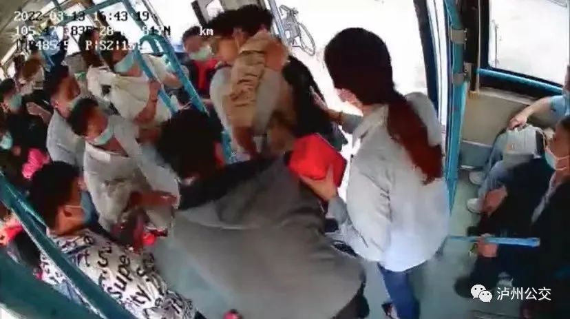 太暖心！学生晕倒，泸州公交司乘人员合力救助-2.jpg