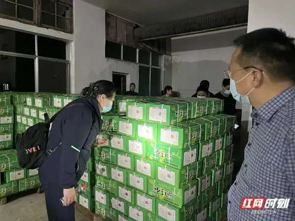 连夜行动┃湖南查封“土坑酸菜”涉事企业并责令停产-3.jpg
