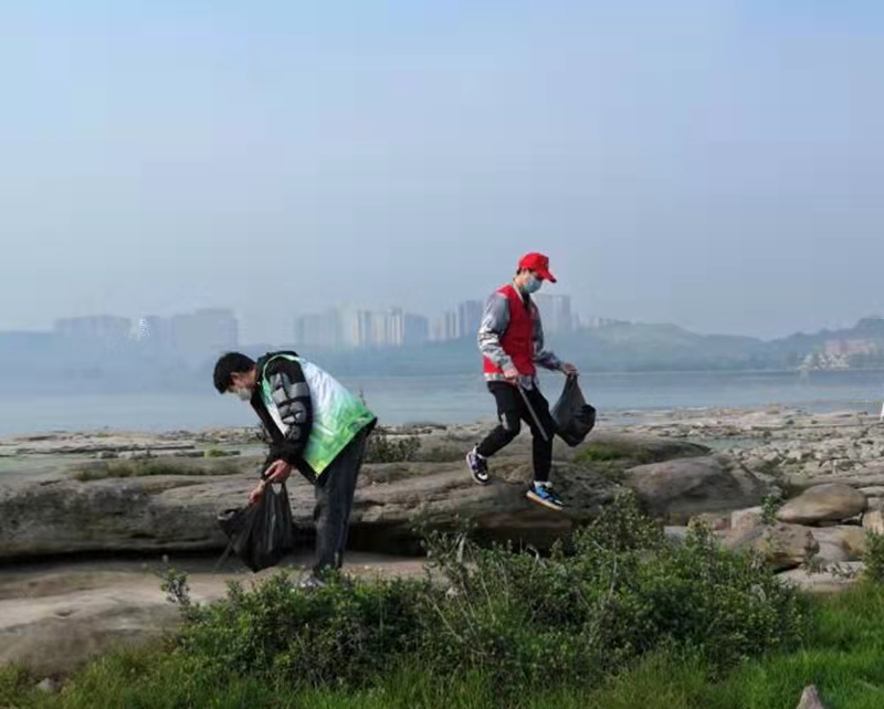 投放鱼苗6000多尾！“绿芽”携手“河小青”共同守护泸州母亲河-1.jpg