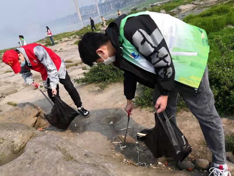 投放鱼苗6000多尾！“绿芽”携手“河小青”共同守护泸州母亲河-2.jpg