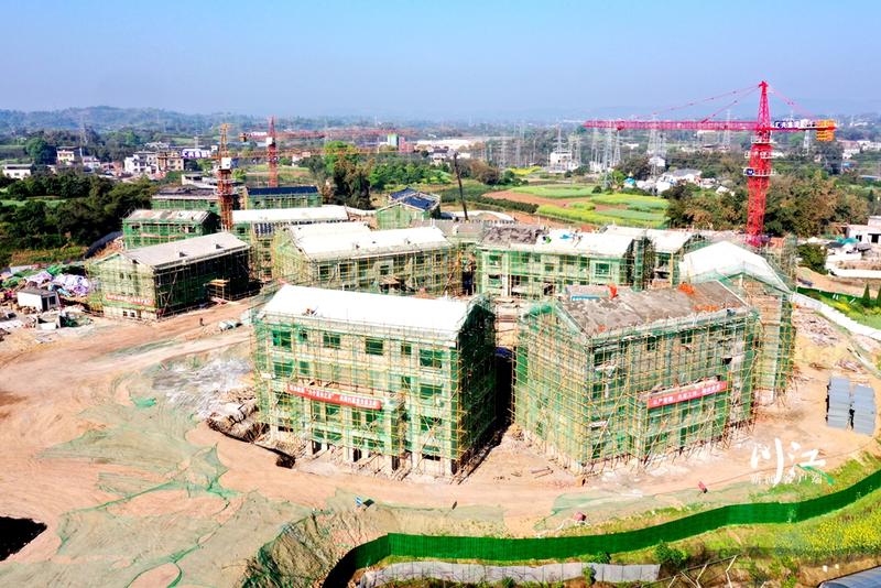 泸县地震灾后重建聚居点龙华“振兴”中心村快修好了-1.jpg