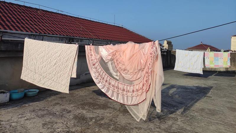 泸州于女士楼顶晾衣屡被盗，被子、羽绒服、内衣、袜子皆不幸免-1.jpg