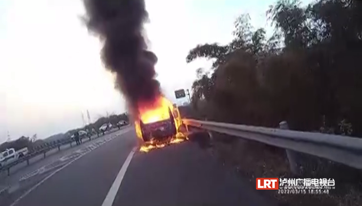 泸州一面包车高速路上起火烧成光架架，车内“二师兄”造孽了……-1.png