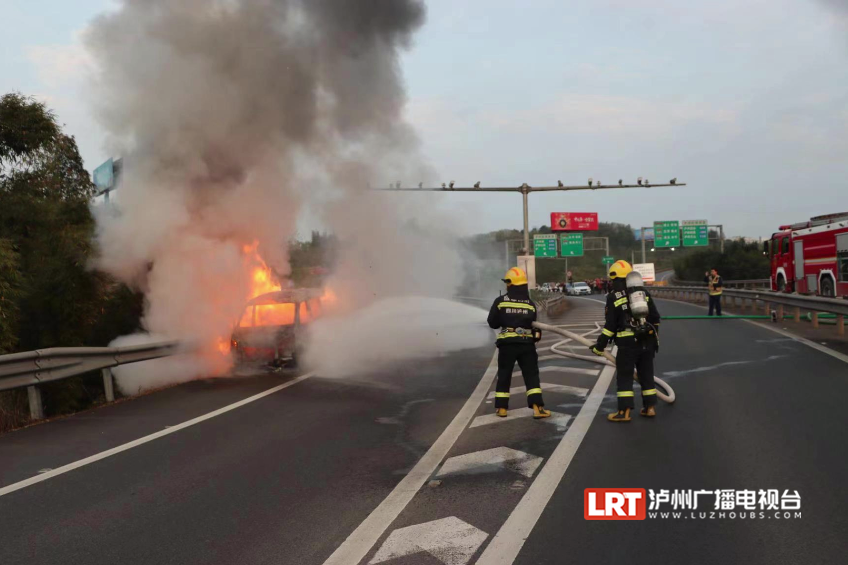 泸州一面包车高速路上起火烧成光架架，车内“二师兄”造孽了……-3.png
