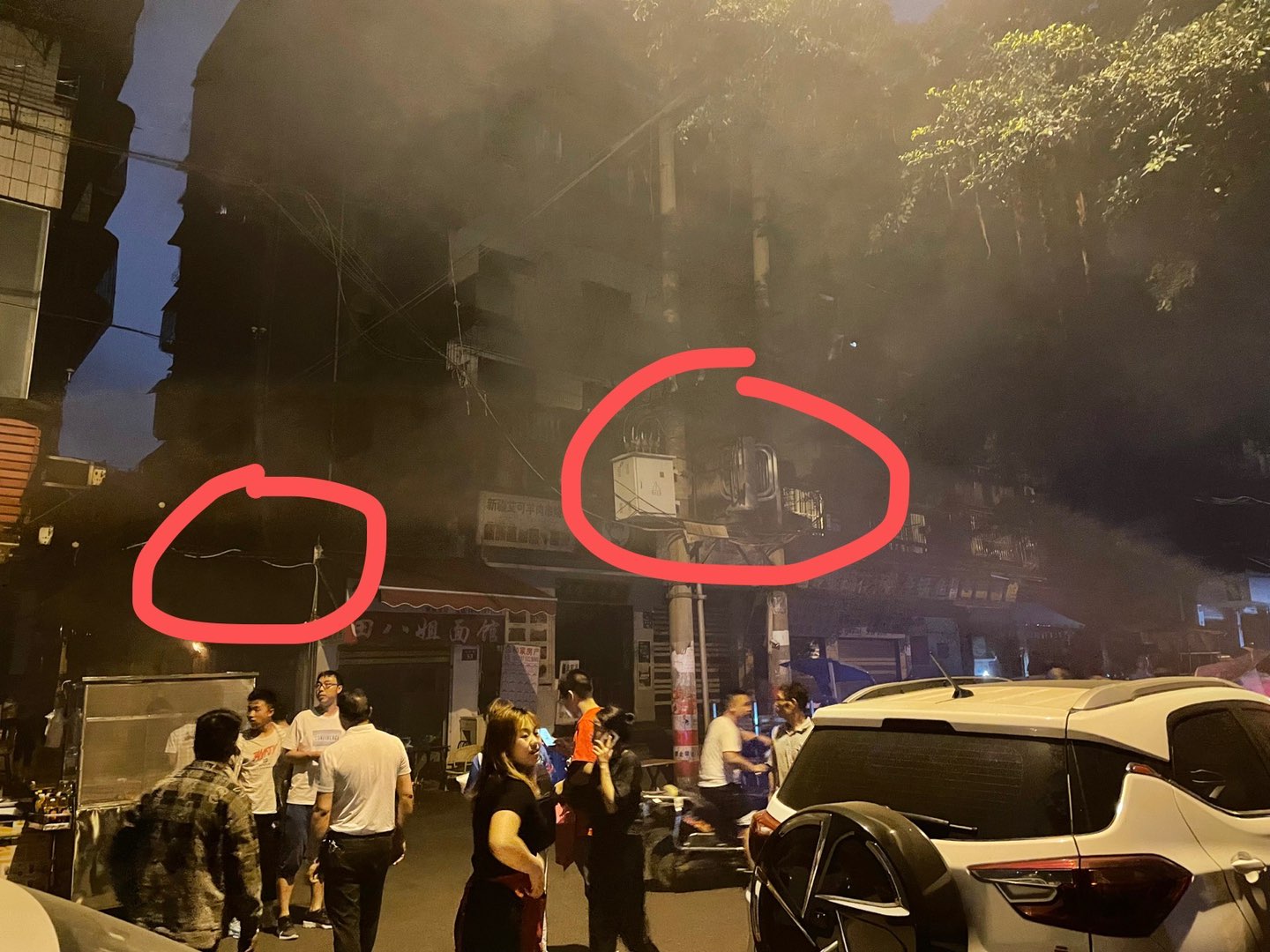 突发！大北街停电，疑是线路爆了，有烟，很胶臭！-1.jpg