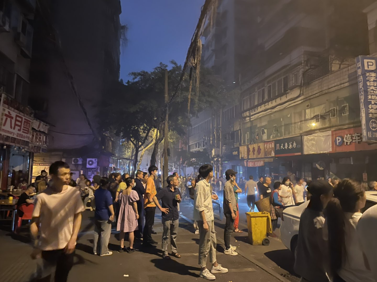 突发！大北街停电，疑是线路爆了，有烟，很胶臭！-2.jpg