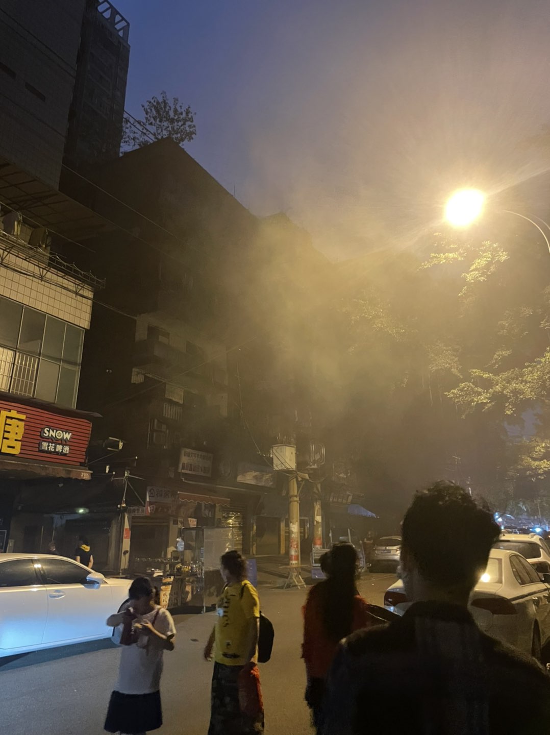 突发！大北街停电，疑是线路爆了，有烟，很胶臭！-4.jpg