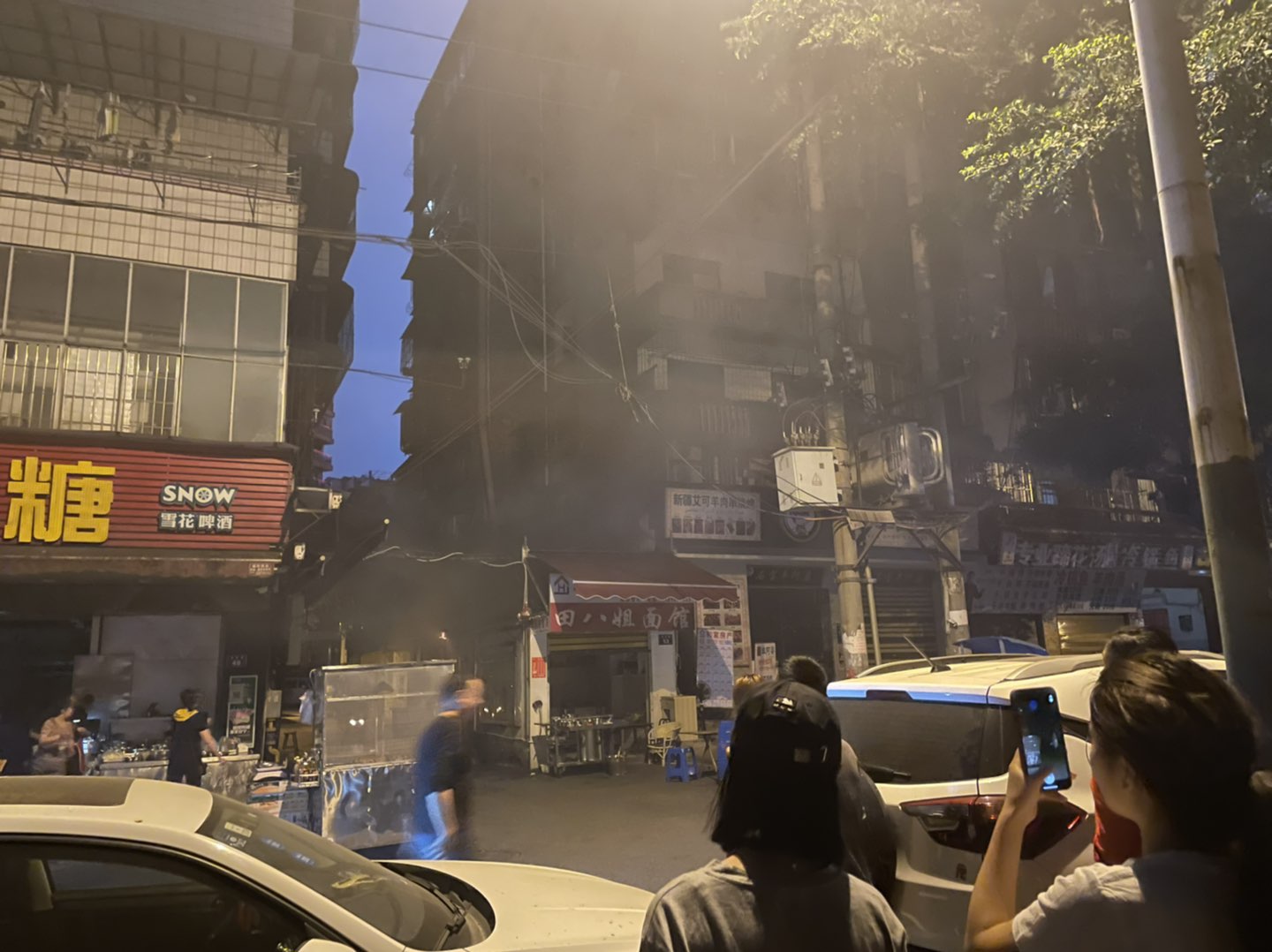 突发！大北街停电，疑是线路爆了，有烟，很胶臭！-3.jpg