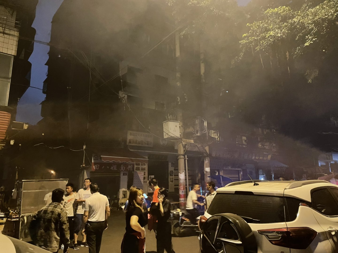 突发！大北街停电，疑是线路爆了，有烟，很胶臭！-6.jpg
