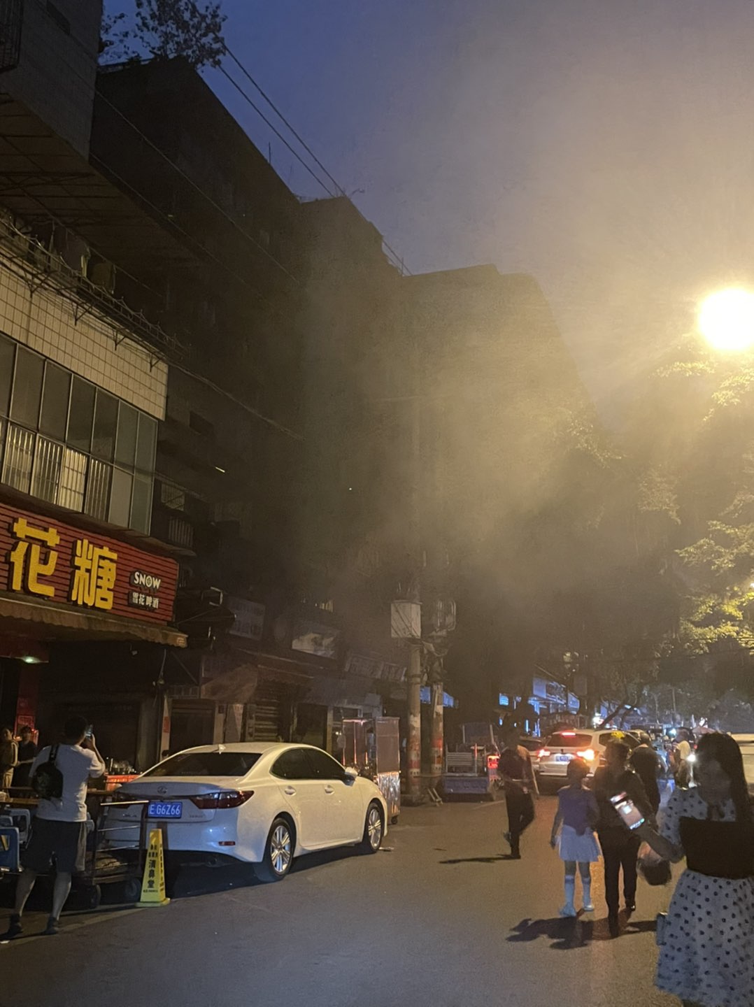 突发！大北街停电，疑是线路爆了，有烟，很胶臭！-5.jpg