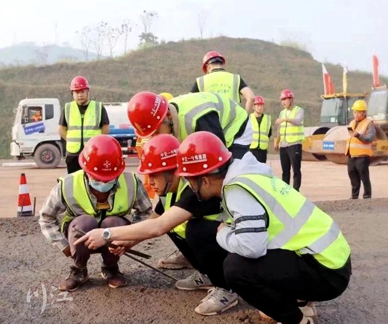 泸州二环路高新区段路面工程陆续铺开-3.jpg