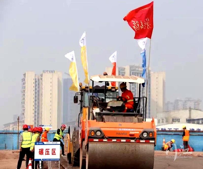 泸州二环路高新区段路面工程陆续铺开-2.jpg