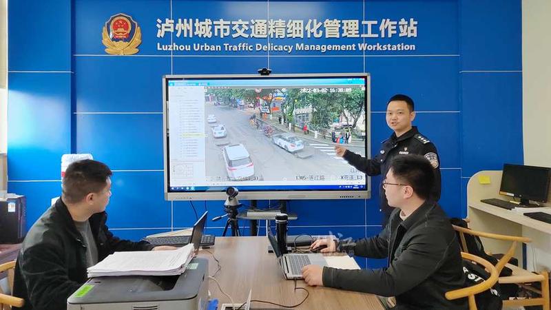 泸州​城的红绿灯设置依据是什么？交警答疑-1.jpg