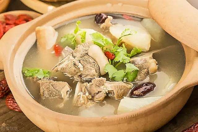 【砂锅羊肉萝卜汤】加入少量盐胡椒粉和枸杞，5分钟后放入葱花即可。-1.jpg
