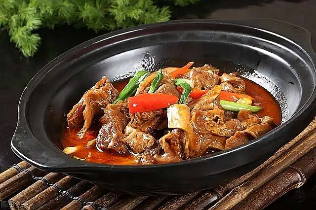 【红烧羊肉】，最后撒点小米辣跟葱花即可。-1.jpg