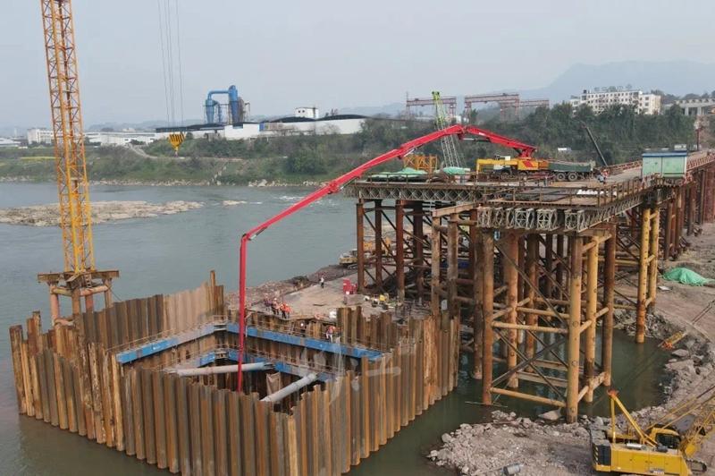 与洪水赛跑，泸州榕山长江大桥2号墩承台浇筑完成-1.jpg