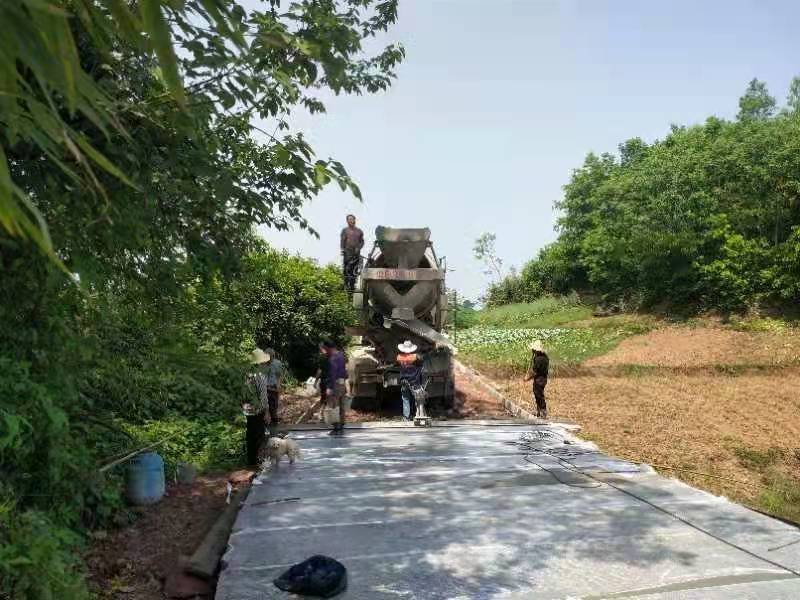 泸州况场：打通最后两百米，泥巴路变致富路！-5.jpg