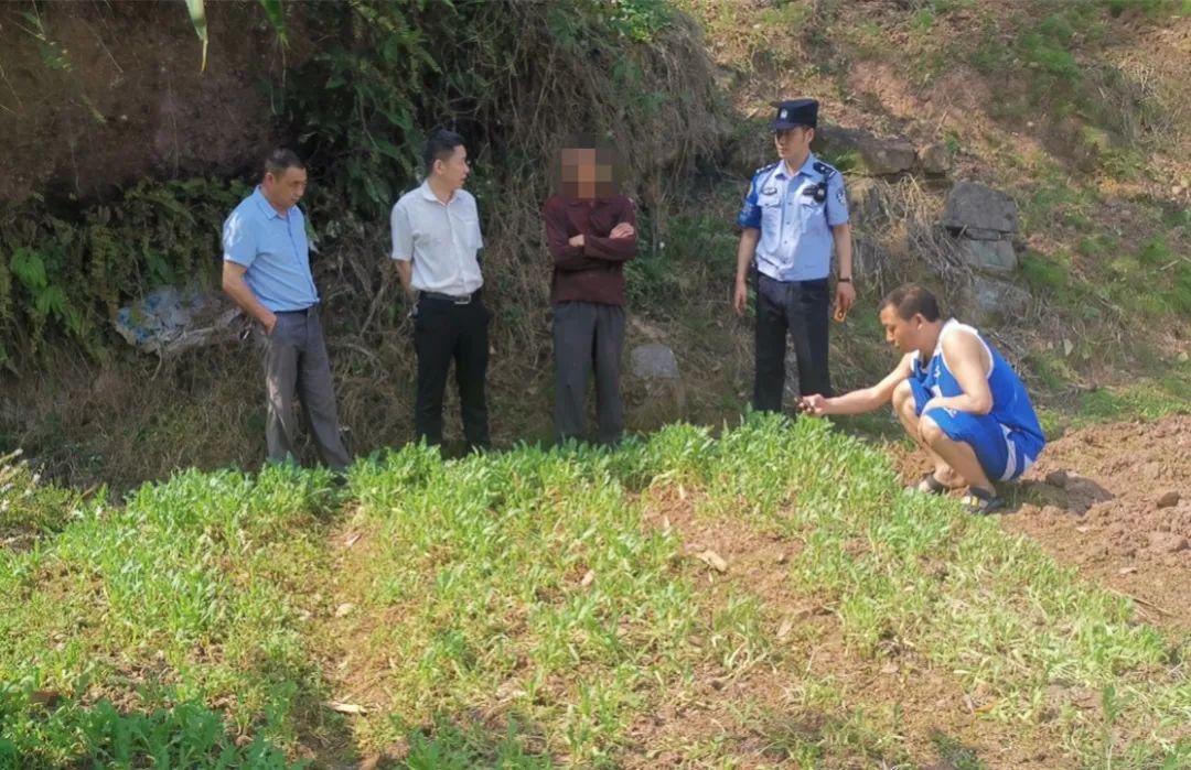 偏方治病？泸州一村民种3000余株罂粟！-5.jpg