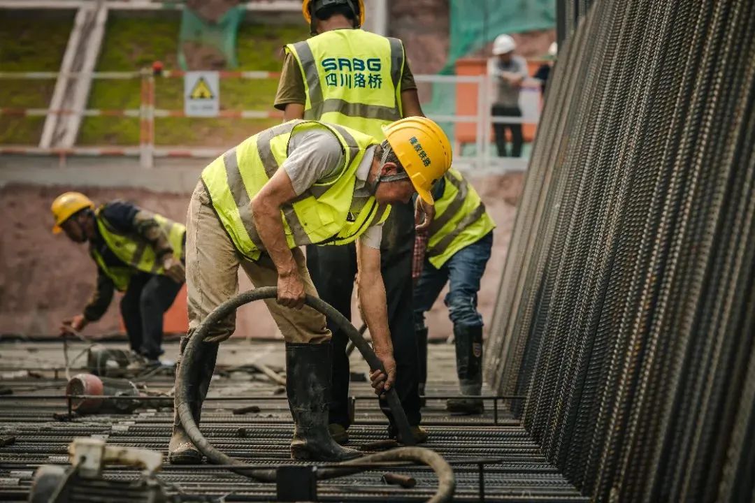 国内最大跨度！隆黄铁路泸州沱江特大桥主墩承台完成浇筑-2.jpg
