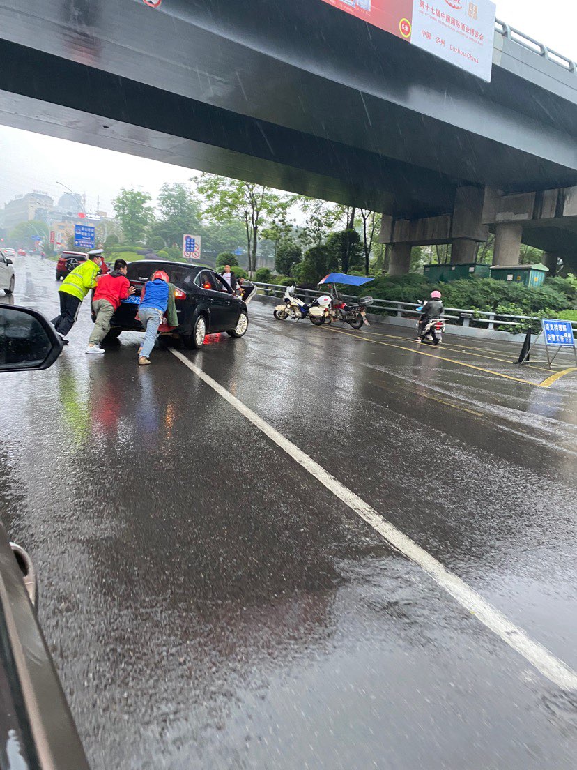 车辆突发故障，交警、群众冒雨帮忙推车！-1.jpg