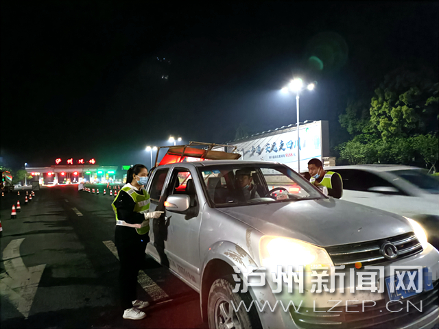 舍周末、战高温、守通夜！泸州“守护者”坚守便民核酸检测点-2.jpg