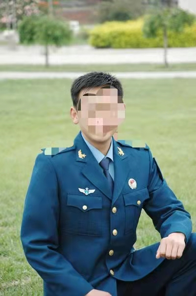 好险！女子拒绝开门，民警无奈扒窗变身“蜘蛛侠”！-1.png