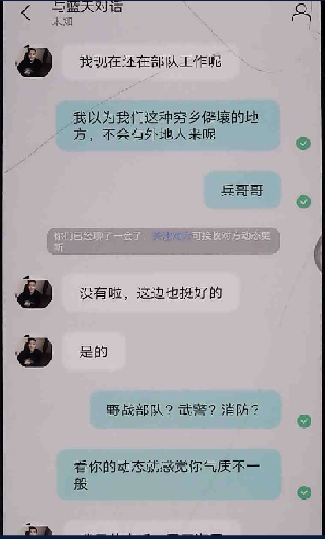 好险！女子拒绝开门，民警无奈扒窗变身“蜘蛛侠”！-3.png