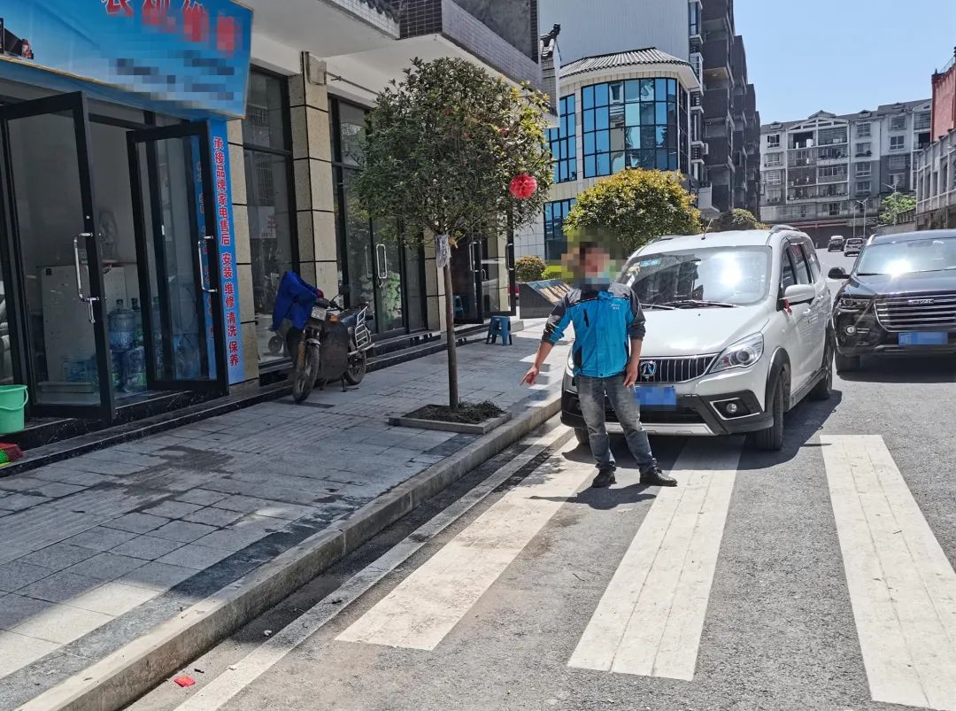 泸州4人被处罚！行人因为他们被迫绕行！-2.jpg