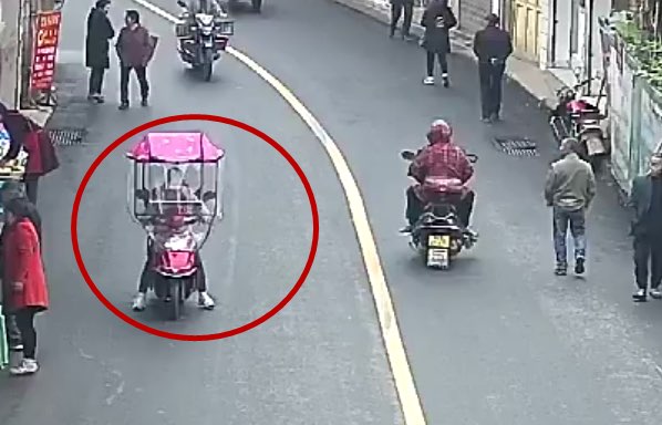 近日，群众将一面锦旗送到交警手里，原因与“肇事逃逸案”有关......-2.jpg