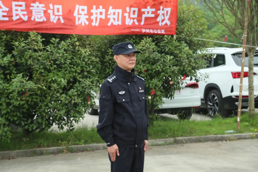 泸州公安“碎”了1万瓶酒-1.jpg