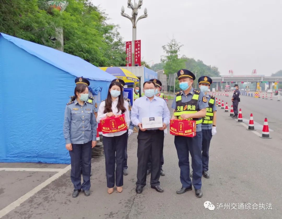 暖心护航战疫情！泸州交通执法支队一线慰问送关怀-2.jpg