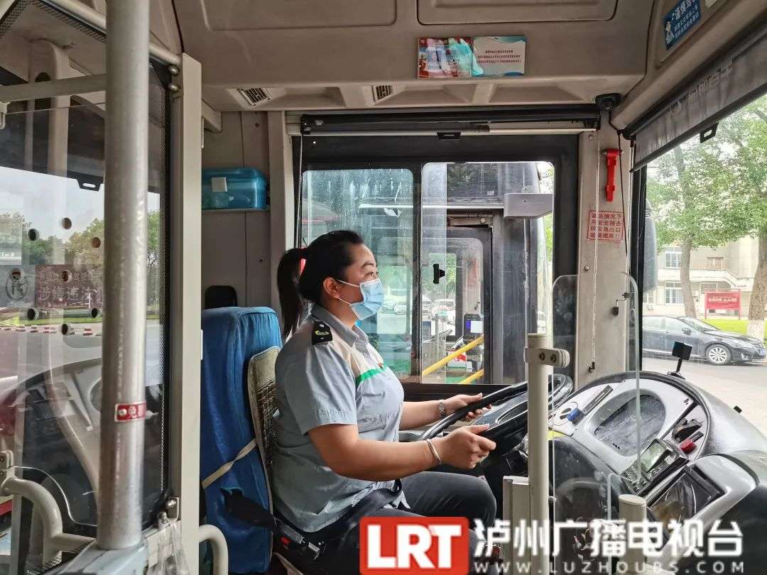 公交车长护送“迷糊”乘客回家，夜路大家一起走……-1.jpg