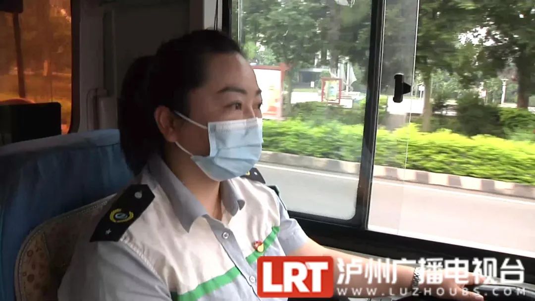 公交车长护送“迷糊”乘客回家，夜路大家一起走……-3.jpg