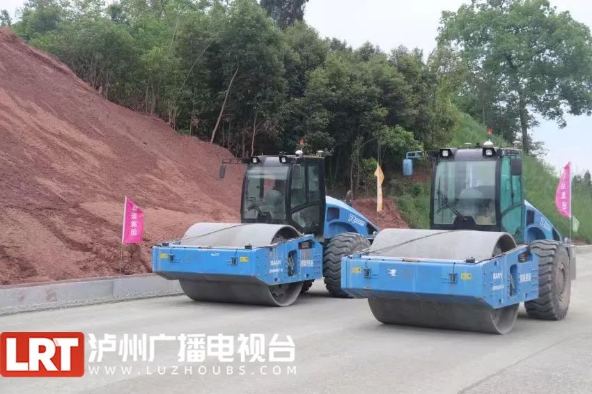 泸永高速实现无人“智慧”铺路，预计10月具备通车条件-2.jpg