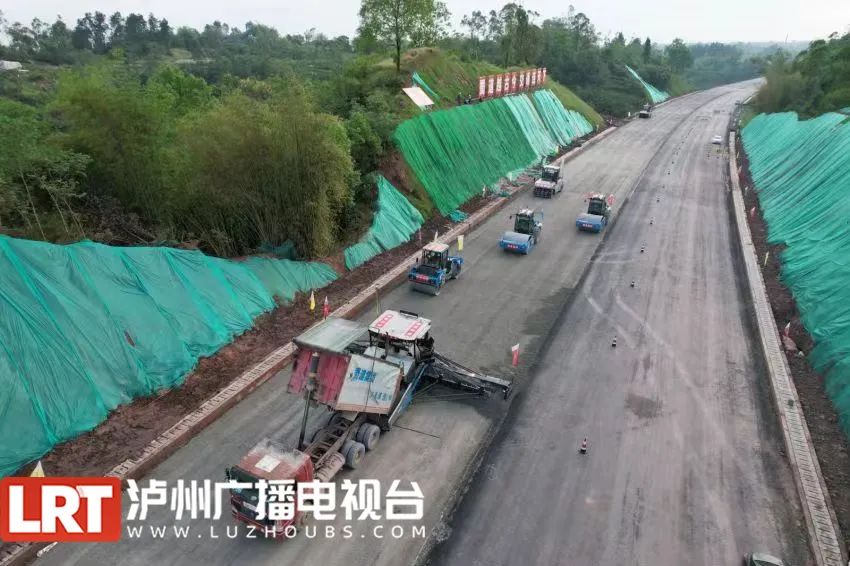 泸永高速实现无人“智慧”铺路，预计10月具备通车条件-4.jpg