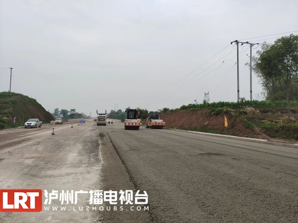 泸永高速实现无人“智慧”铺路，预计10月具备通车条件-3.jpg