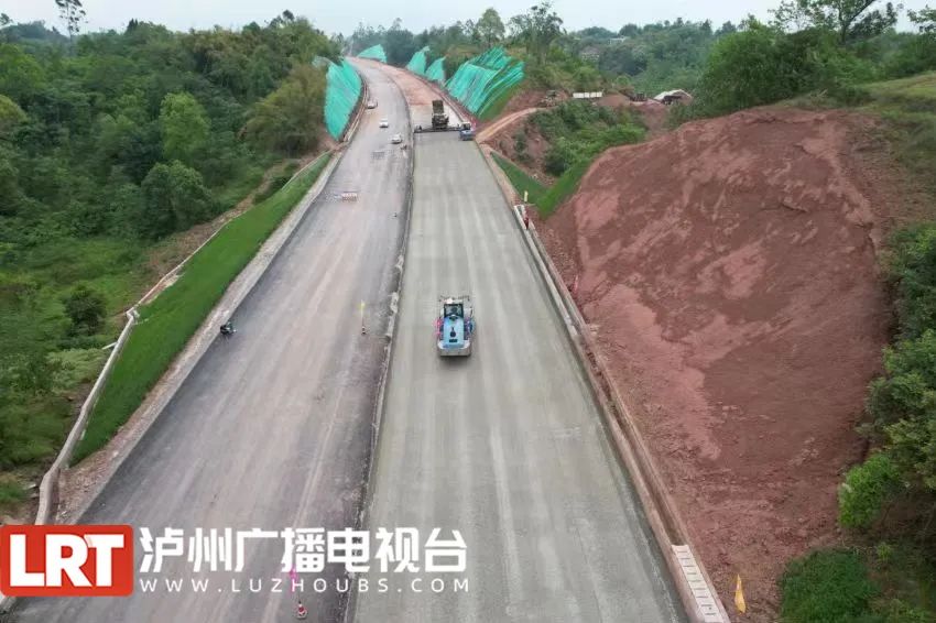 泸永高速实现无人“智慧”铺路，预计10月具备通车条件-5.jpg