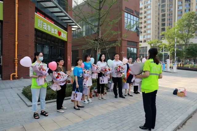 母亲节随机敲门送祝福 四川泸州68岁失独母亲感动落泪-1.jpg