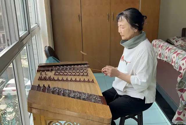 母亲节随机敲门送祝福 四川泸州68岁失独母亲感动落泪-4.jpg