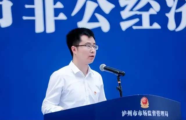 泸州市市场监管局举行行政执法制服换装暨市非公经济组织党委揭牌仪式-5.jpg