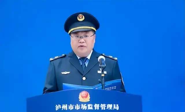 泸州市市场监管局举行行政执法制服换装暨市非公经济组织党委揭牌仪式-4.jpg