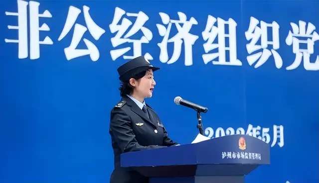泸州市市场监管局举行行政执法制服换装暨市非公经济组织党委揭牌仪式-3.jpg