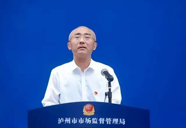 泸州市市场监管局举行行政执法制服换装暨市非公经济组织党委揭牌仪式-7.jpg