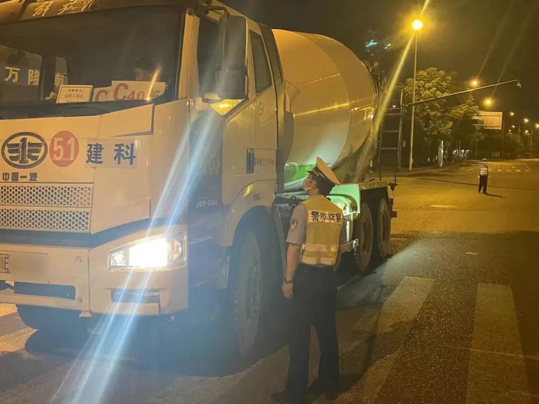 泸州公安交警开展夜间重点违法专项整治-1.jpg