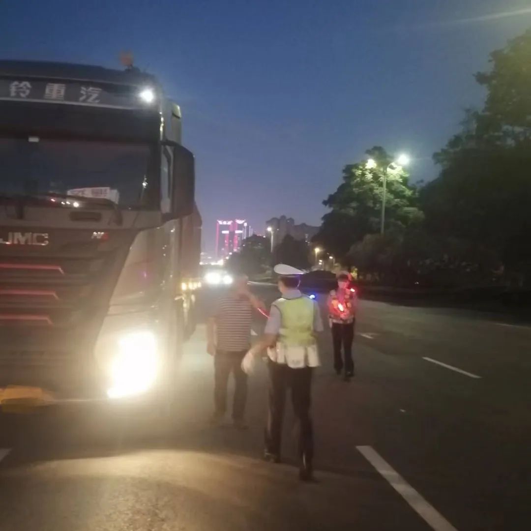 泸州公安交警开展夜间重点违法专项整治-3.jpg
