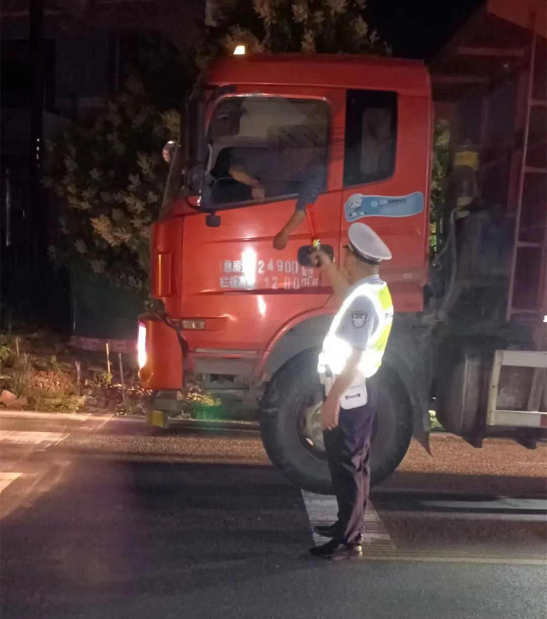 泸州公安交警开展夜间重点违法专项整治-5.jpg